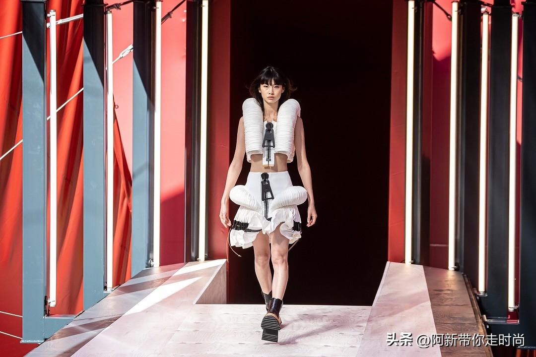 新包 | Louis Vuitton 2023春夏女装秀新包预览：重塑比例超大金属件