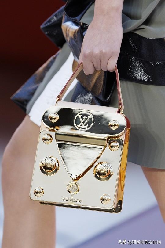 新包 | Louis Vuitton 2023春夏女装秀新包预览：重塑比例超大金属件