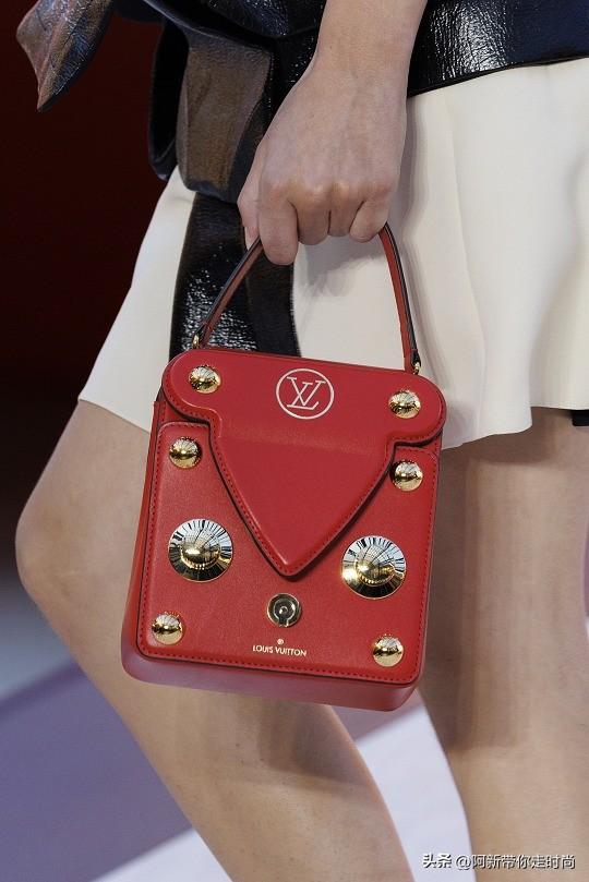 新包 | Louis Vuitton 2023春夏女装秀新包预览：重塑比例超大金属件