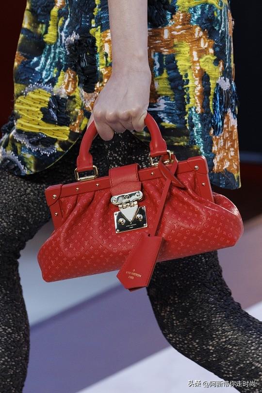 新包 | Louis Vuitton 2023春夏女装秀新包预览：重塑比例超大金属件