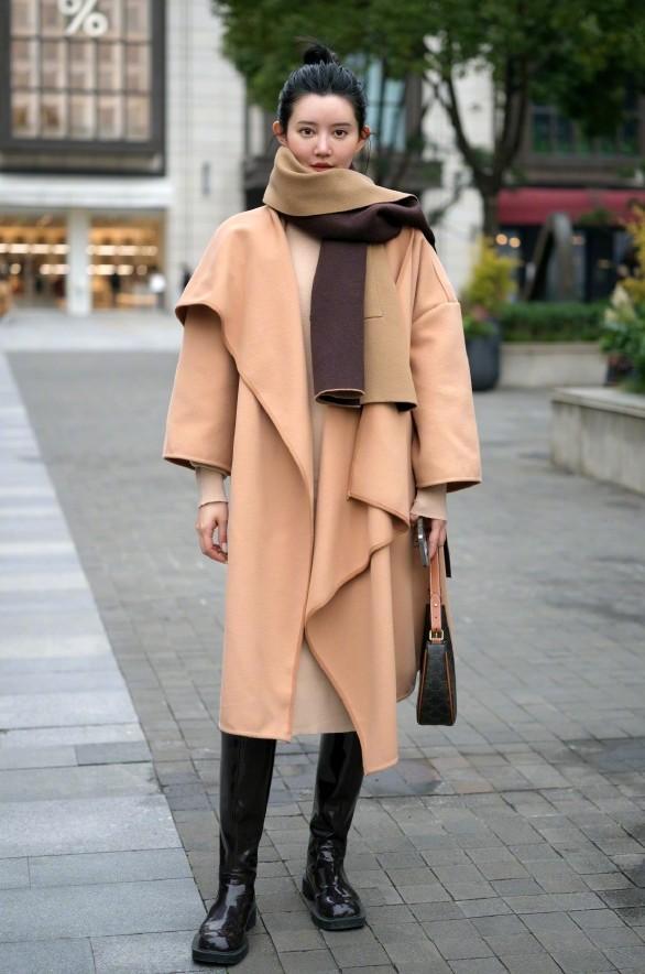 今年不流行运动鞋，“中筒靴”才是冬天正确打开方式，穿出小细腿