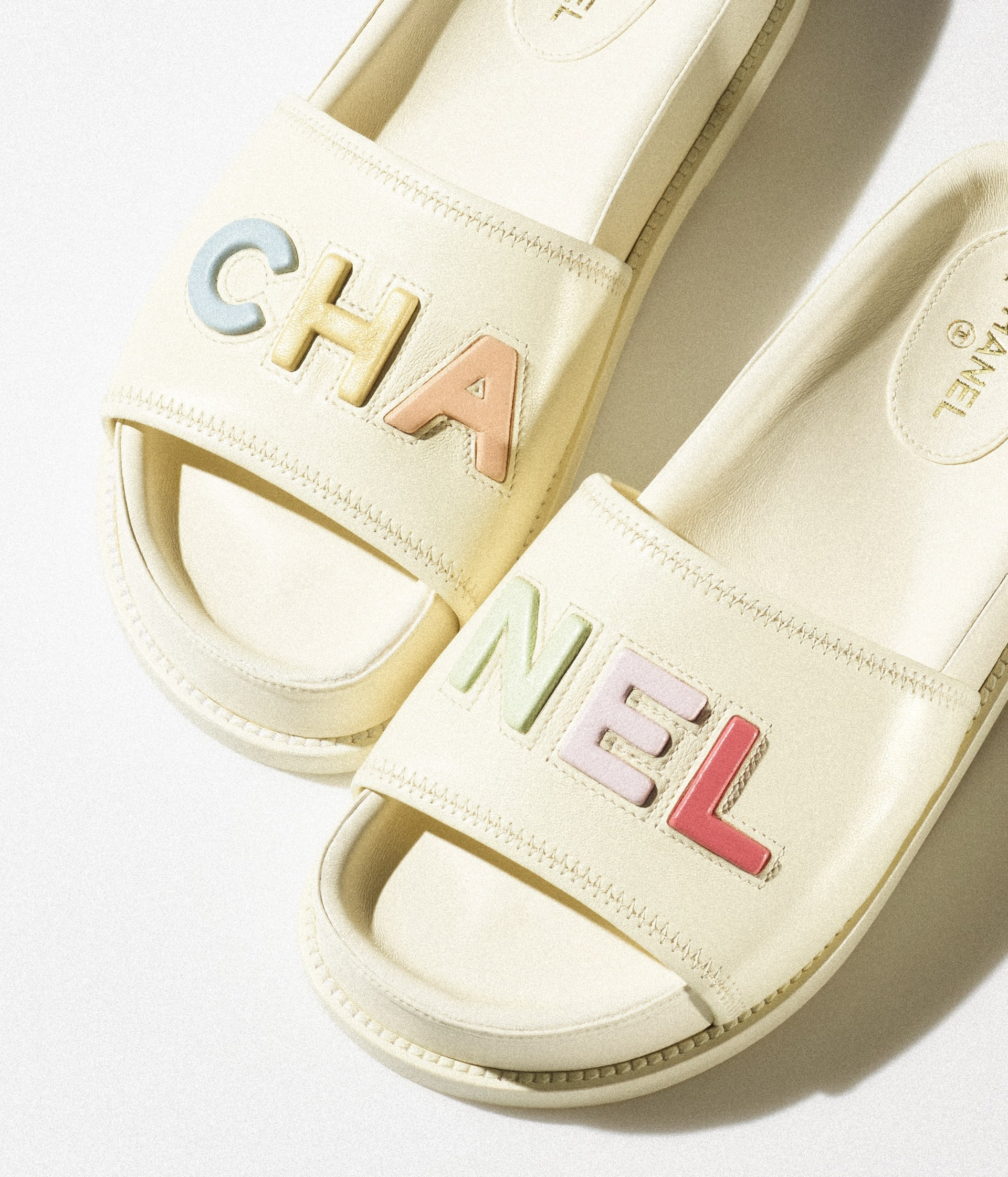 精品拖鞋9大推荐 CHANEL、GUCCI、FENDI金Logo厚底鞋显高修腿型