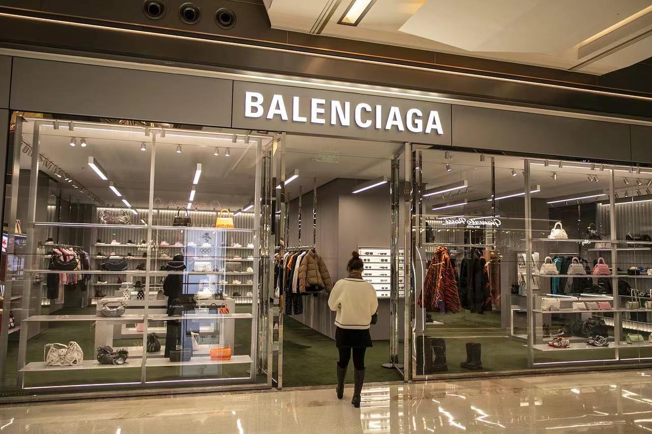 巴黎世家的“破烂鞋”，凭什么卖1.2万元？