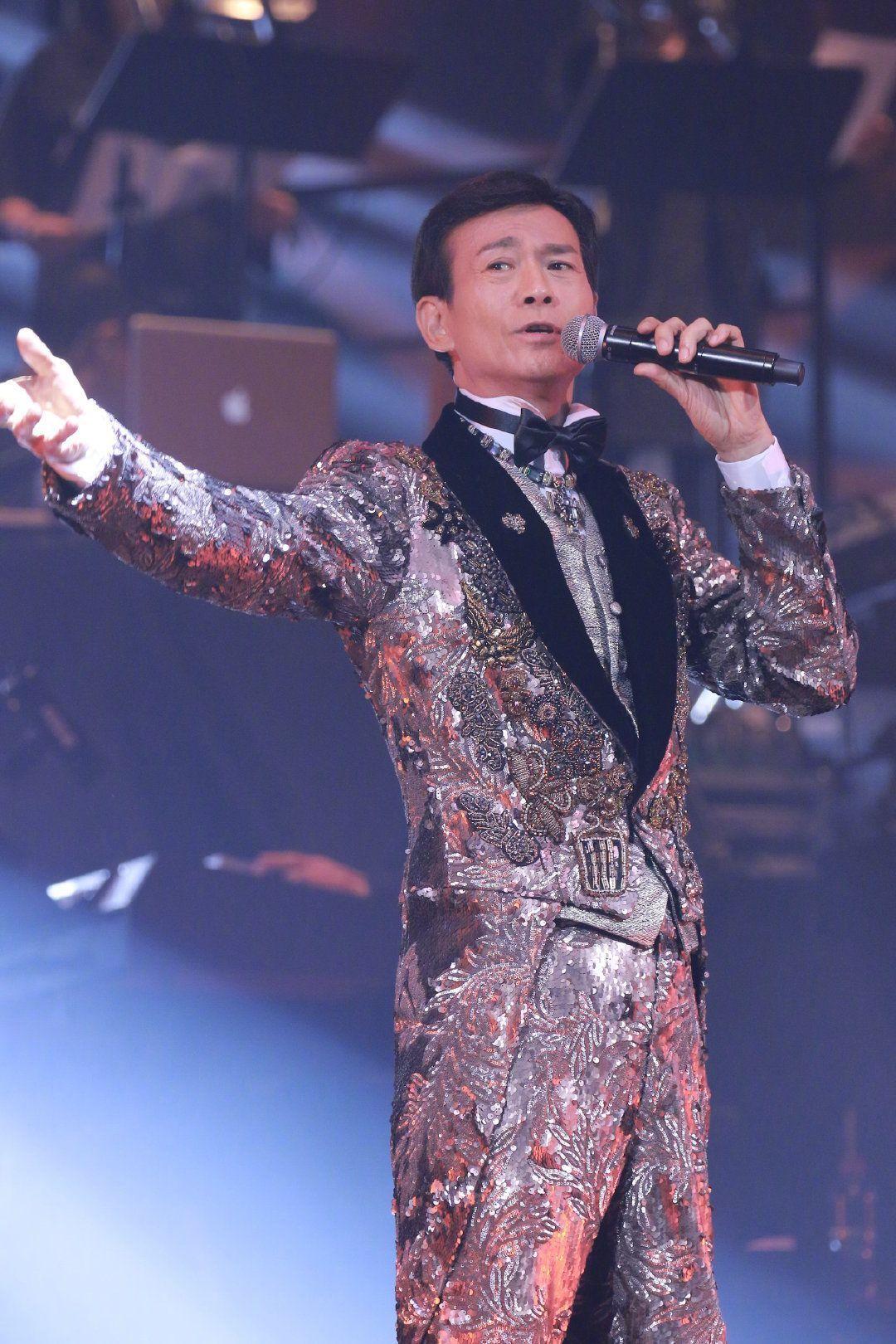 发型有多重要？郑少秋戴假发不像75岁，摘掉后秃头、发少像个老头