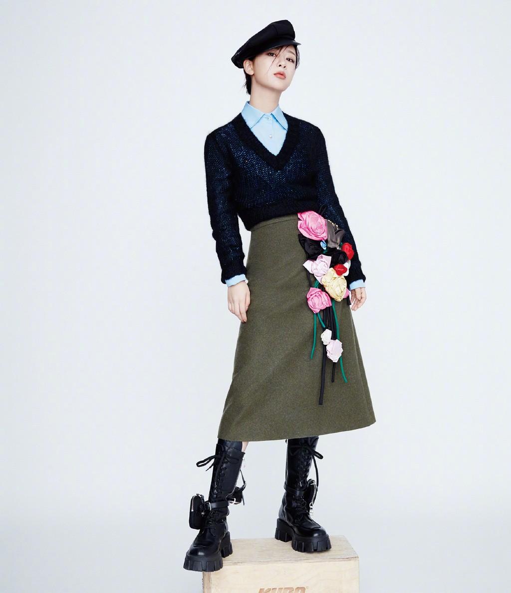 今年不流行阔腿裤了，“中筒裙+靴子”才是早春回头率的穿搭方法