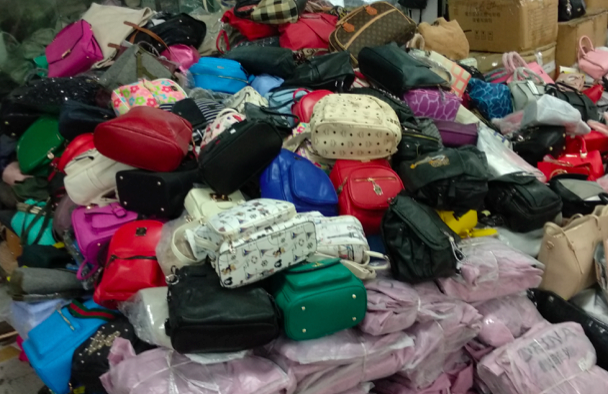 初探广州石井国大皮具尾货市场，这里的包包价格低到心动