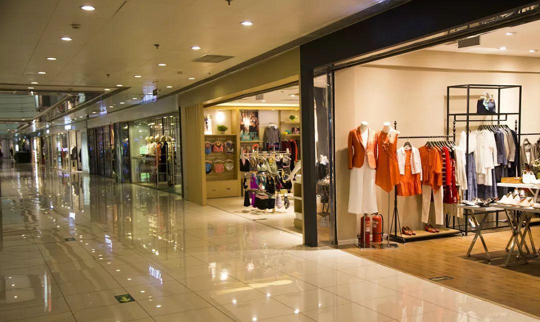 购物中心和小区街边的服装店，哪家衣服质量更好？