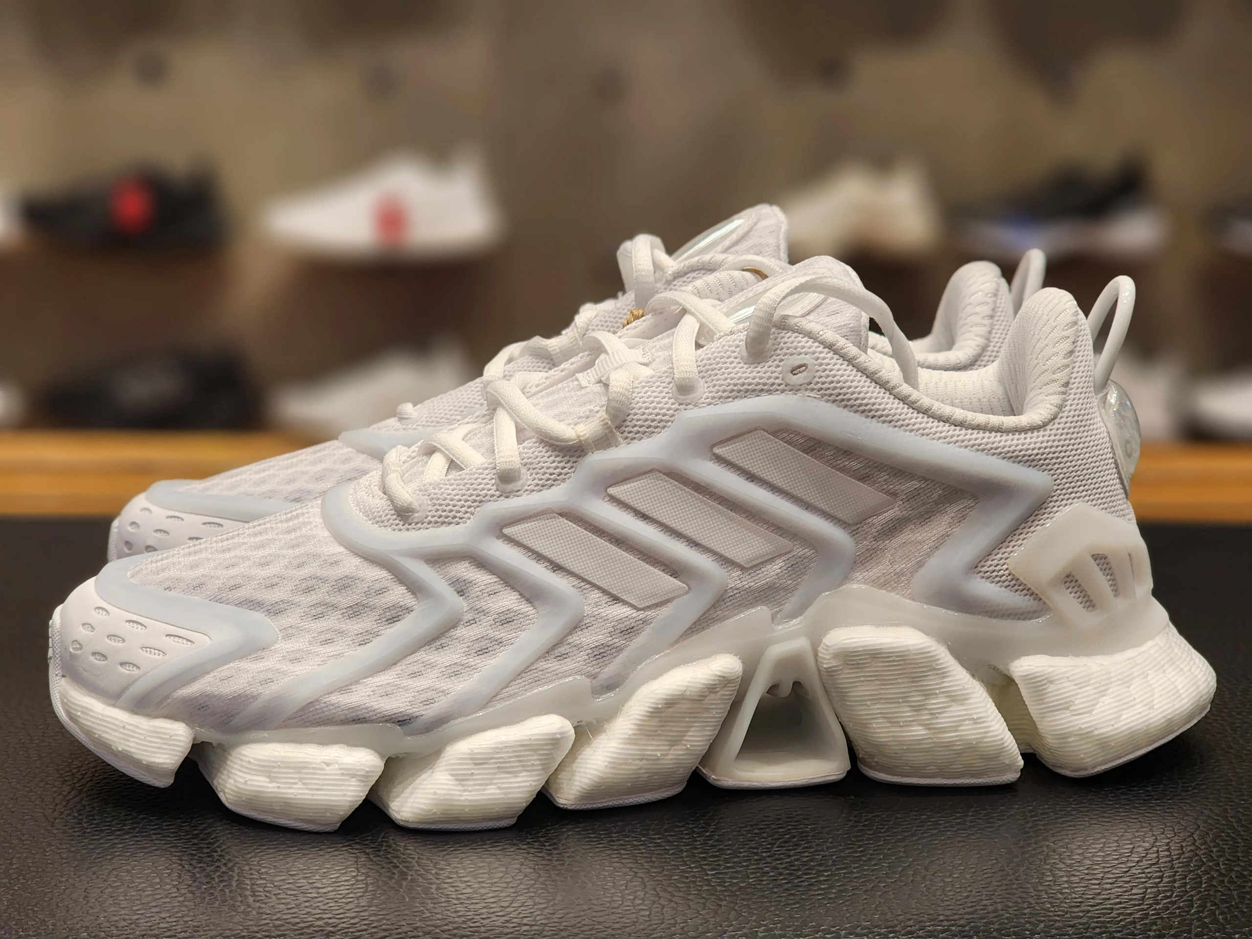 阿迪达斯莆田鞋和正品的区别在哪里？跑鞋中的颜值担当－adidas纯白清风