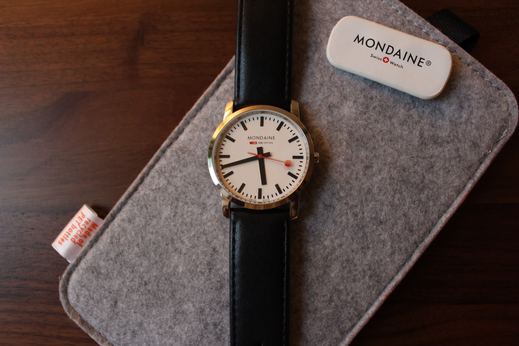 Mondaine Simply Elegant close up