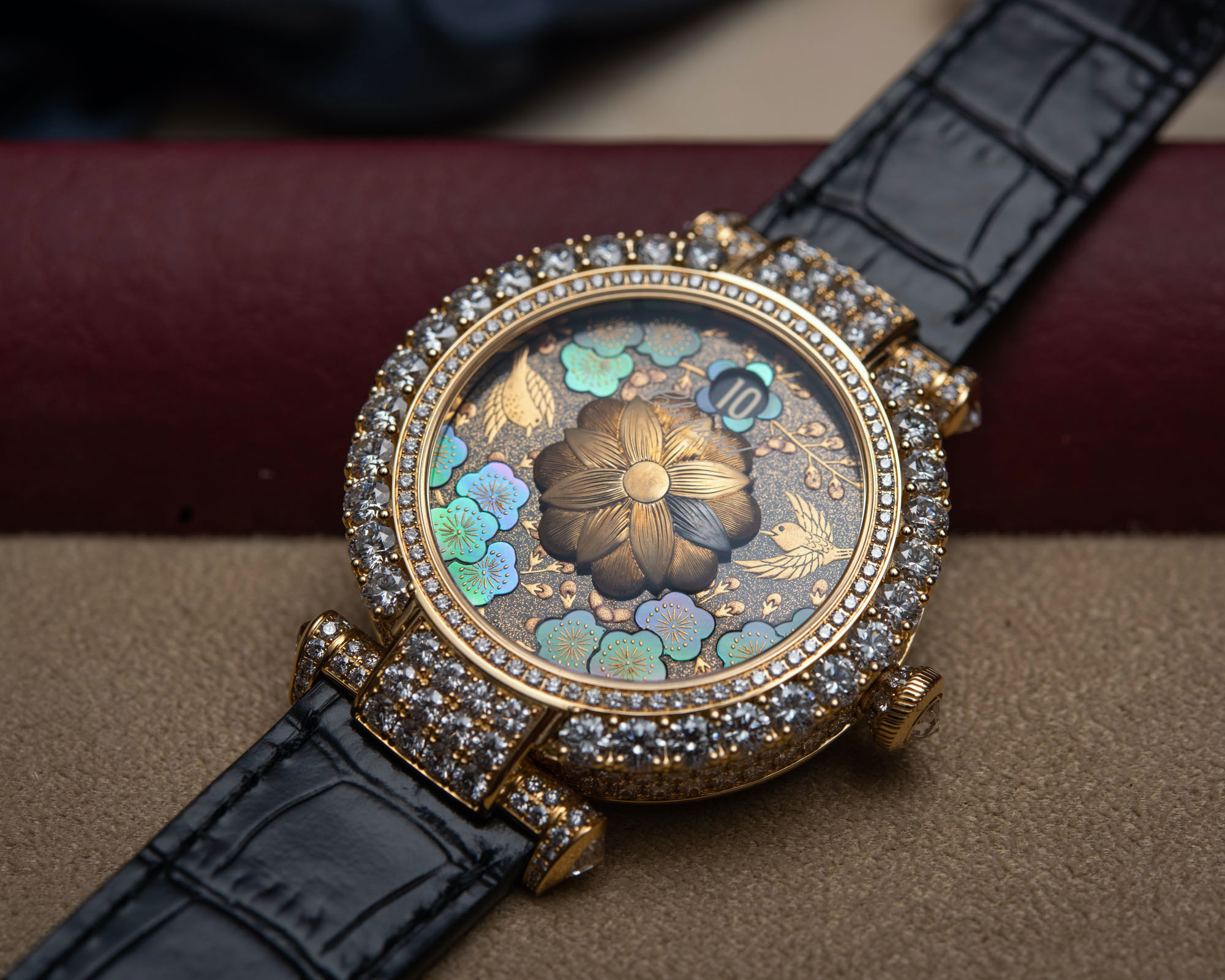 上手体验：Chopard Imperiale 跳时腕表，配有漆面表盘和钻石 