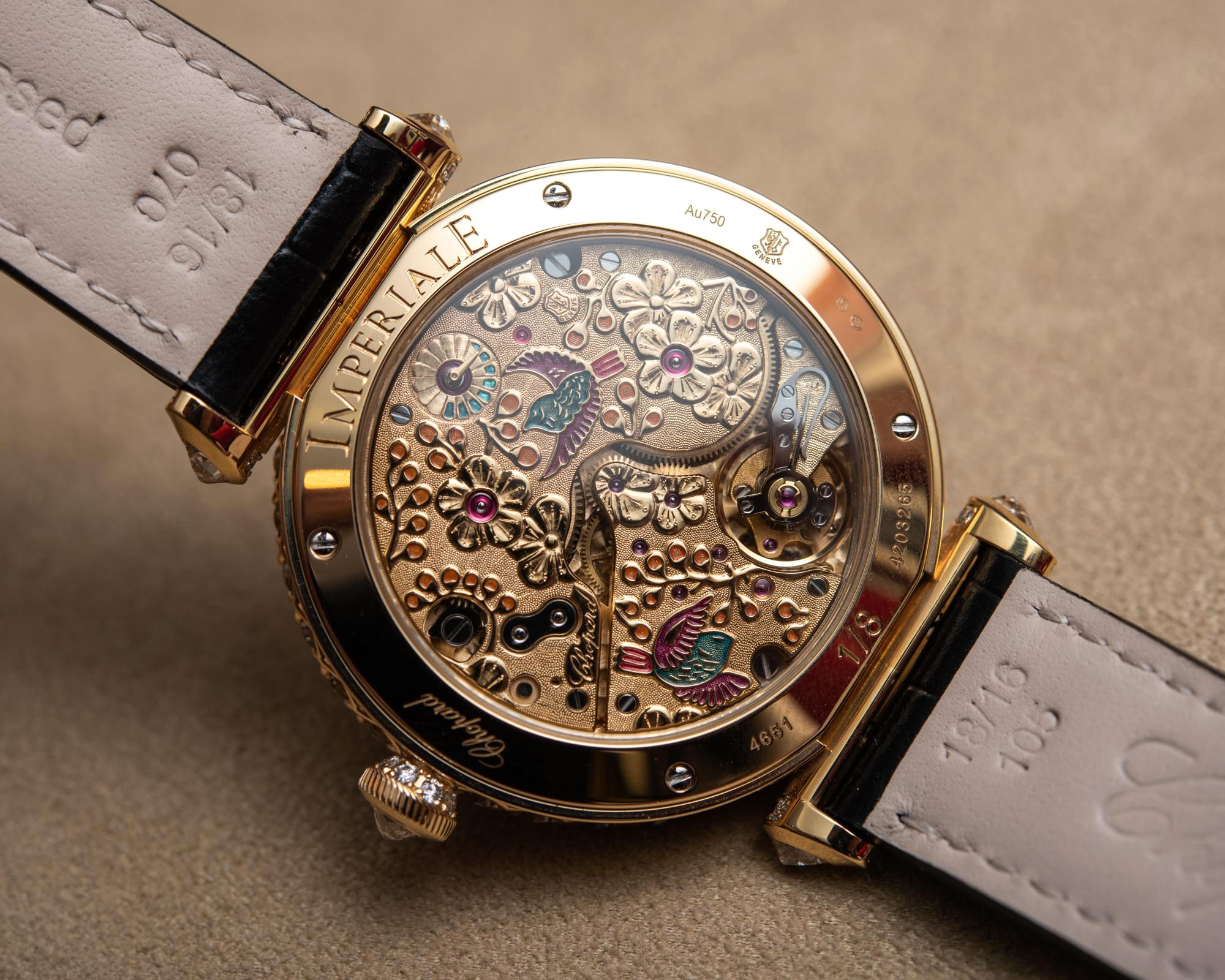 上手体验：Chopard Imperiale 跳时腕表，配有漆面表盘和钻石 