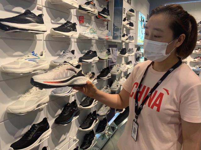 奥运会掀起市民爱国情，中国元素服装走俏，部分款式卖断货