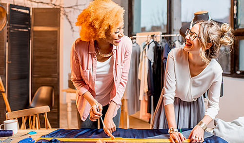欧美后疫情时代服装新趋势，构建美好生活从乐观、鲜艳元素开始