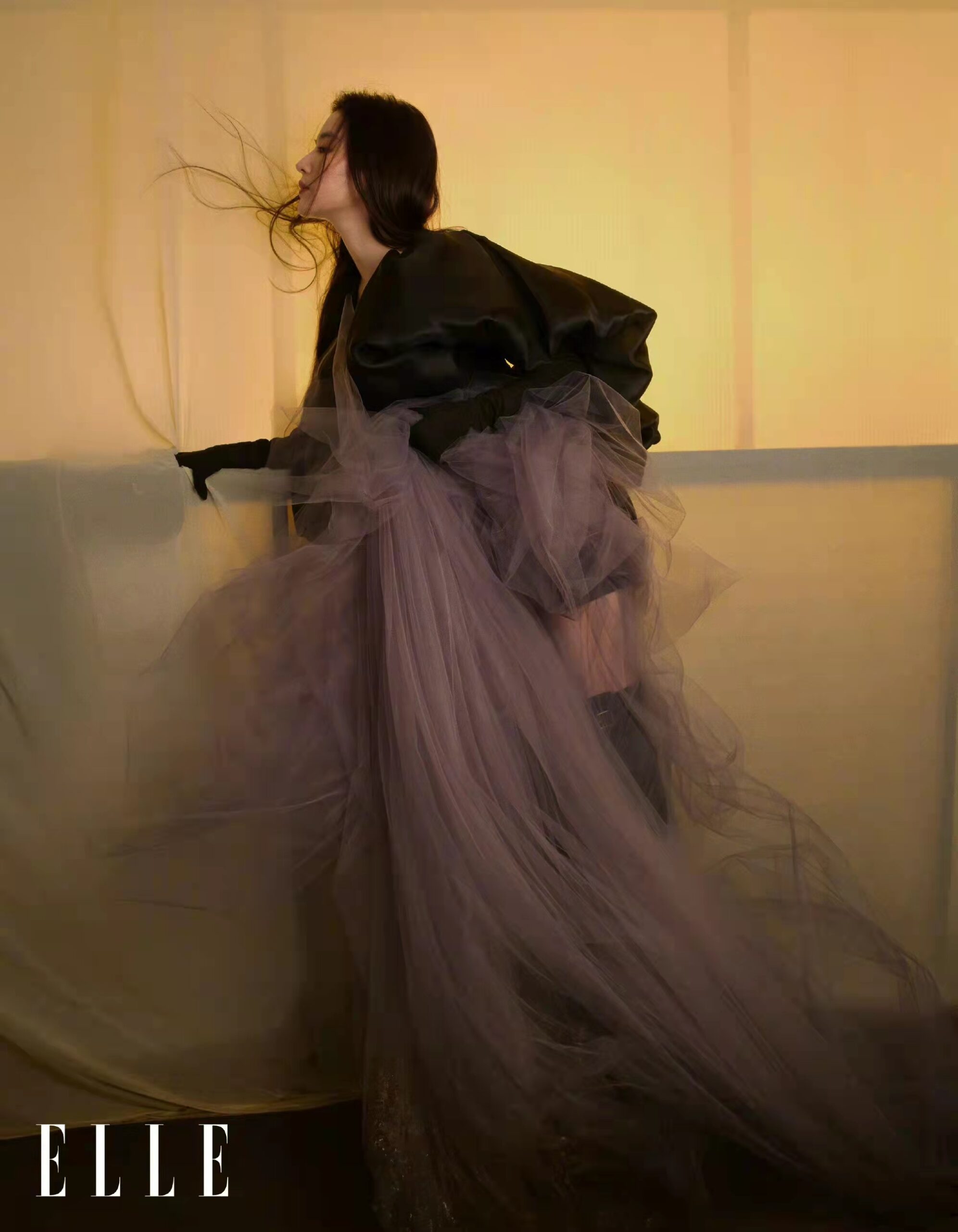 金九封面周冬雨惹争议，刘亦菲诠释什么叫高级美！