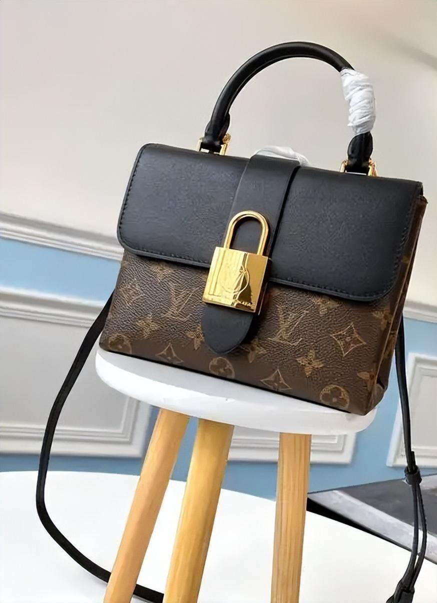 LV Locky BB如何鉴定真假？LV Locky BB真假辨别对比图