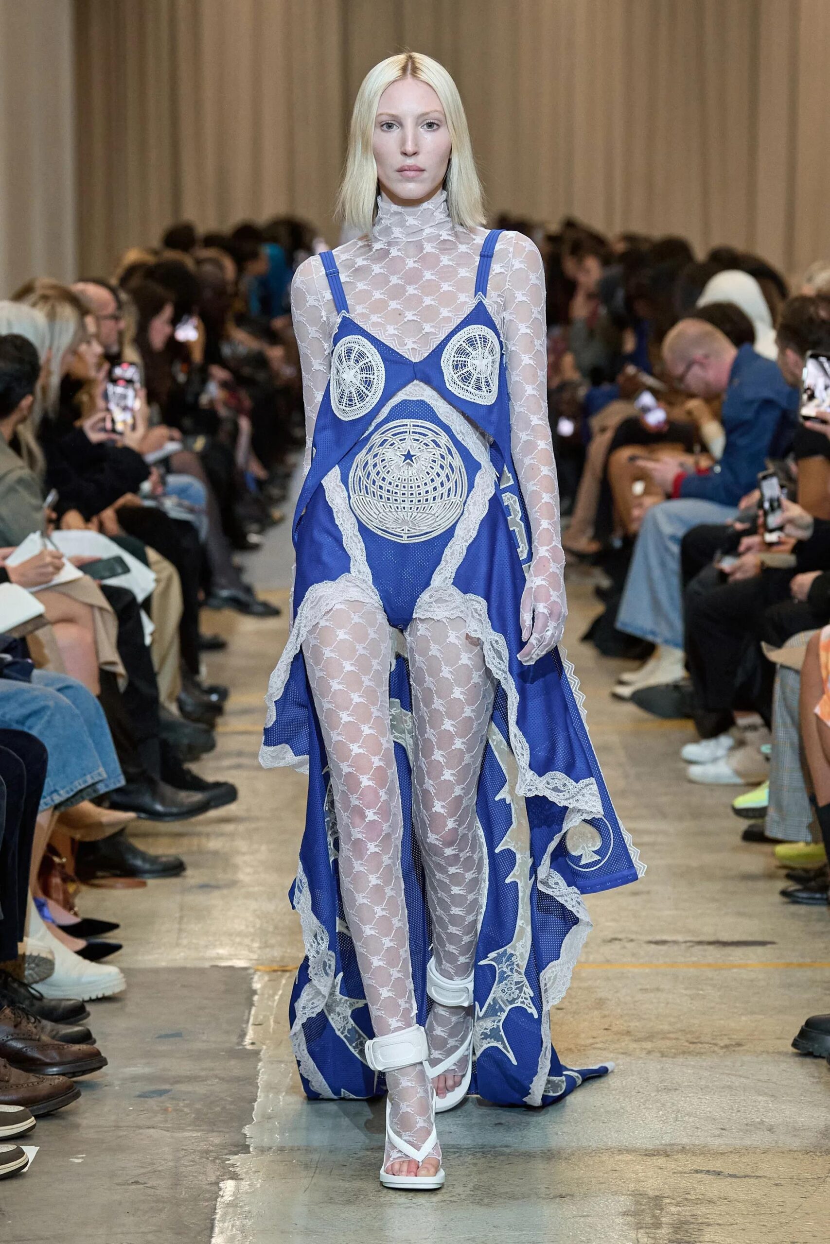 伦敦时装周|英伦海滩与哥特风，Burberry 2023 春夏系列发布