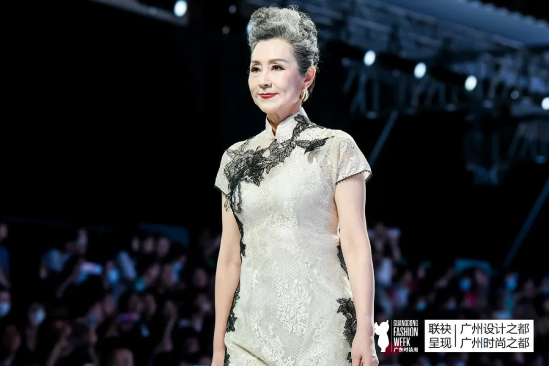 一场时髦的新中式秀，见证旗袍里的文化自信！