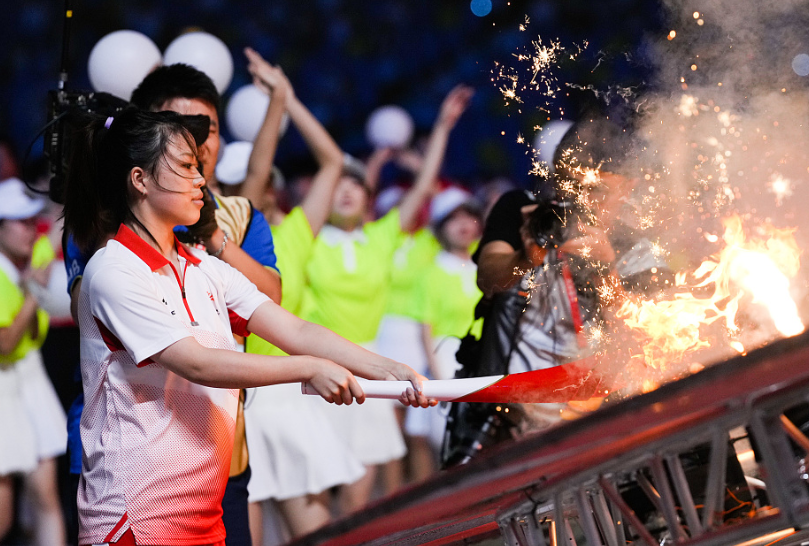 中国运动会现外国元素，詹皇球衣成演员服装，不穿阿联郭少穿他的