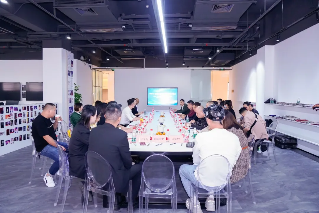 2021广东服装原创设计供应链对接会在大浪时尚小镇召开