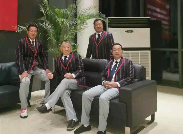 中国奥运代表团服装引热议,与国外某学院校服撞衫?