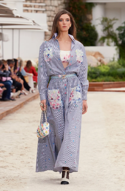 CHANEL发布了2022/23年早春度假时装秀–「T台秀场」