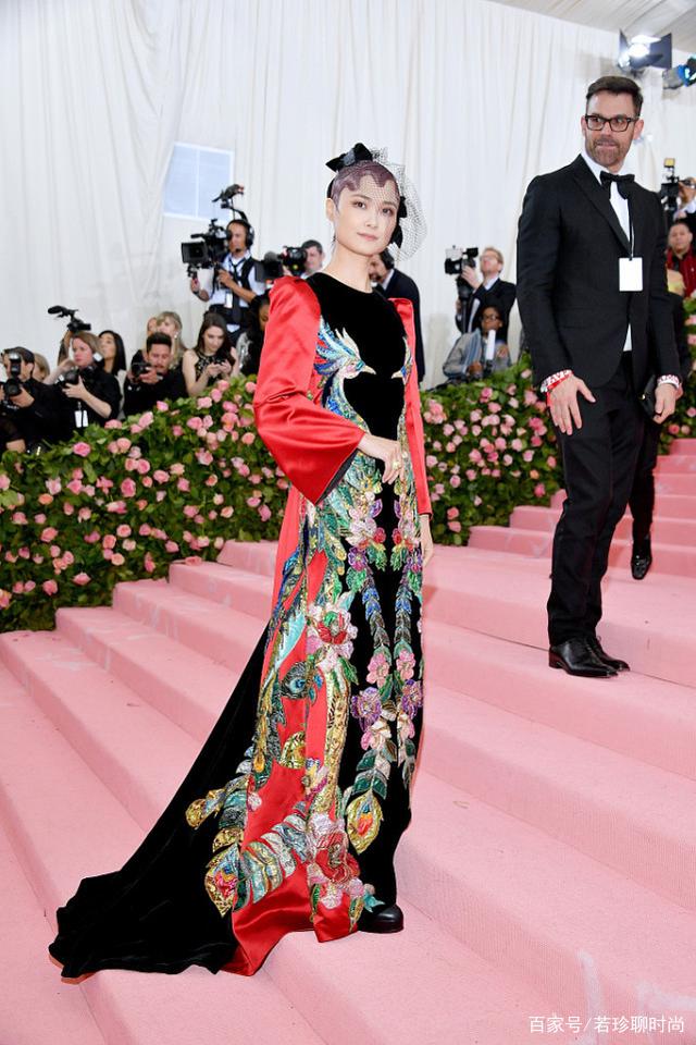 为李宇春点赞，在国外穿国风走红毯，衣服浮夸但心意到了
