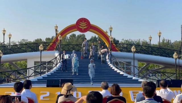 迪尚集团参与设计的乡村劳动者服装亮相北京