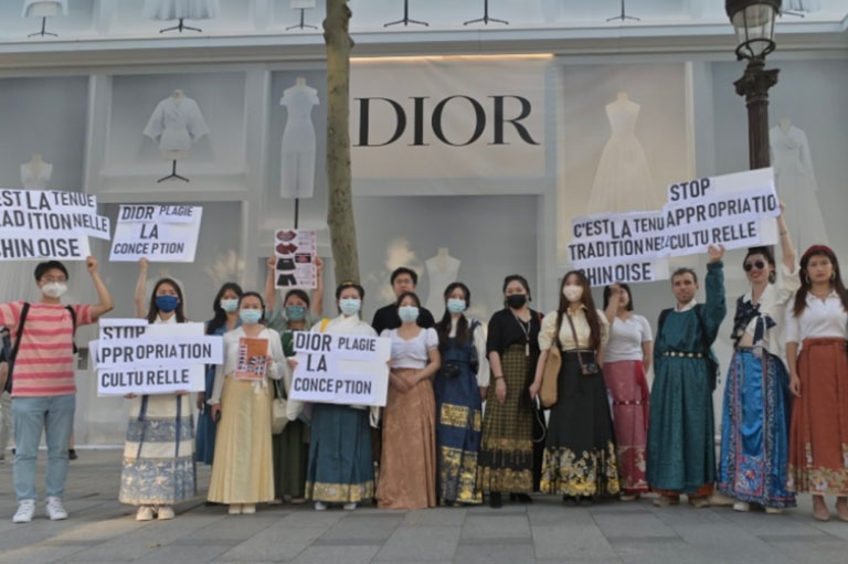 中国留学生法国街头抗议迪奥文化挪用-「品牌资讯」