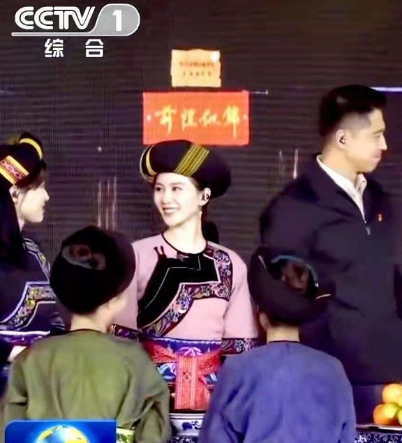 刘诗诗上新闻联播！穿民族服装都温婉，气质绝了