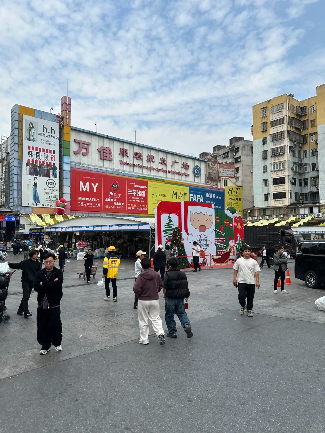 Guangzhou Shahe Wanjia Wholesale Market: The King of Fast Fashion