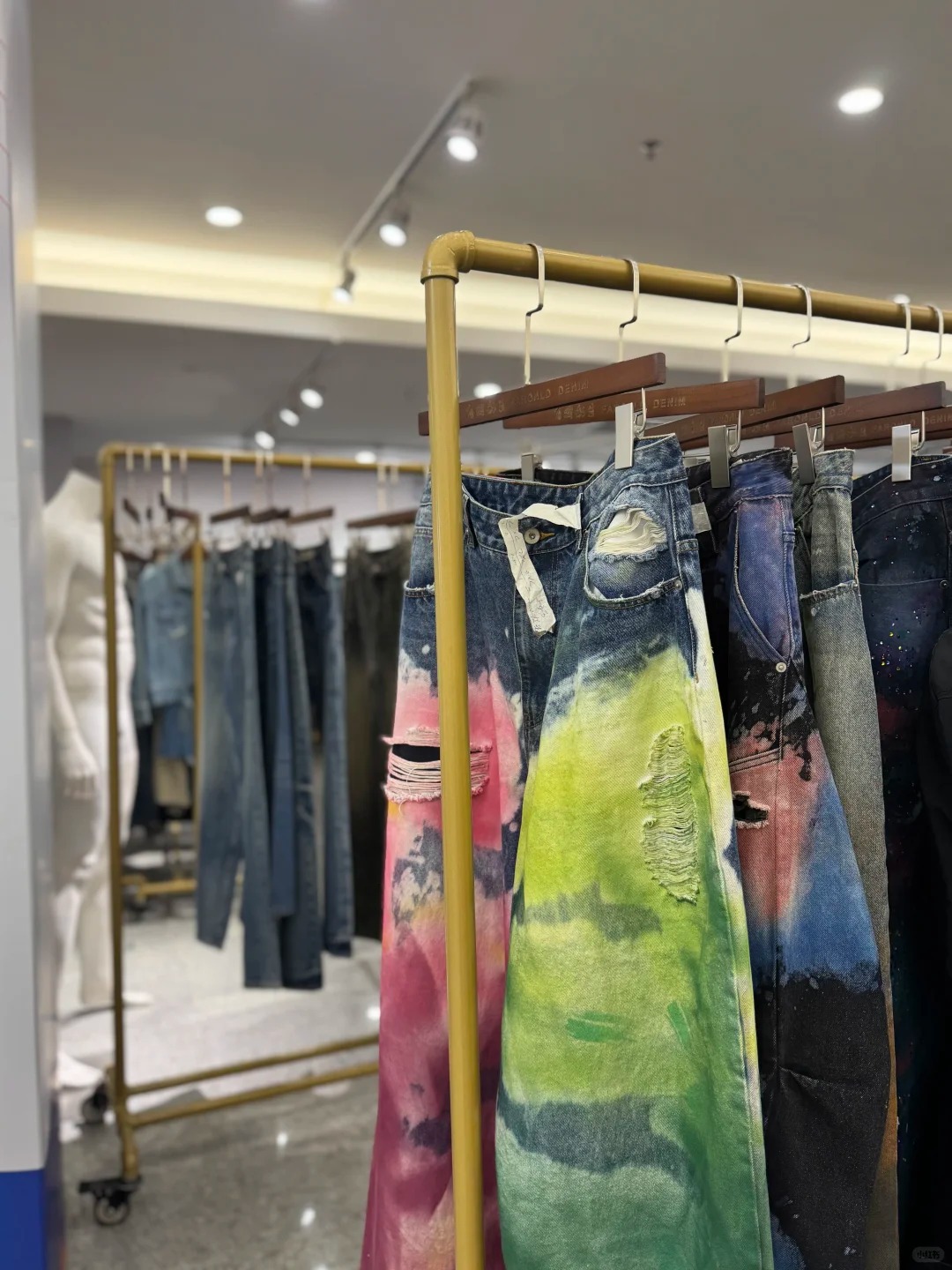 China Jeans Wholesale Market: Best Denim Sourcing Guide for Global Buyers 档口微信二维码及货源实拍 Jun’an Fu’an International Jeans City, Foshan