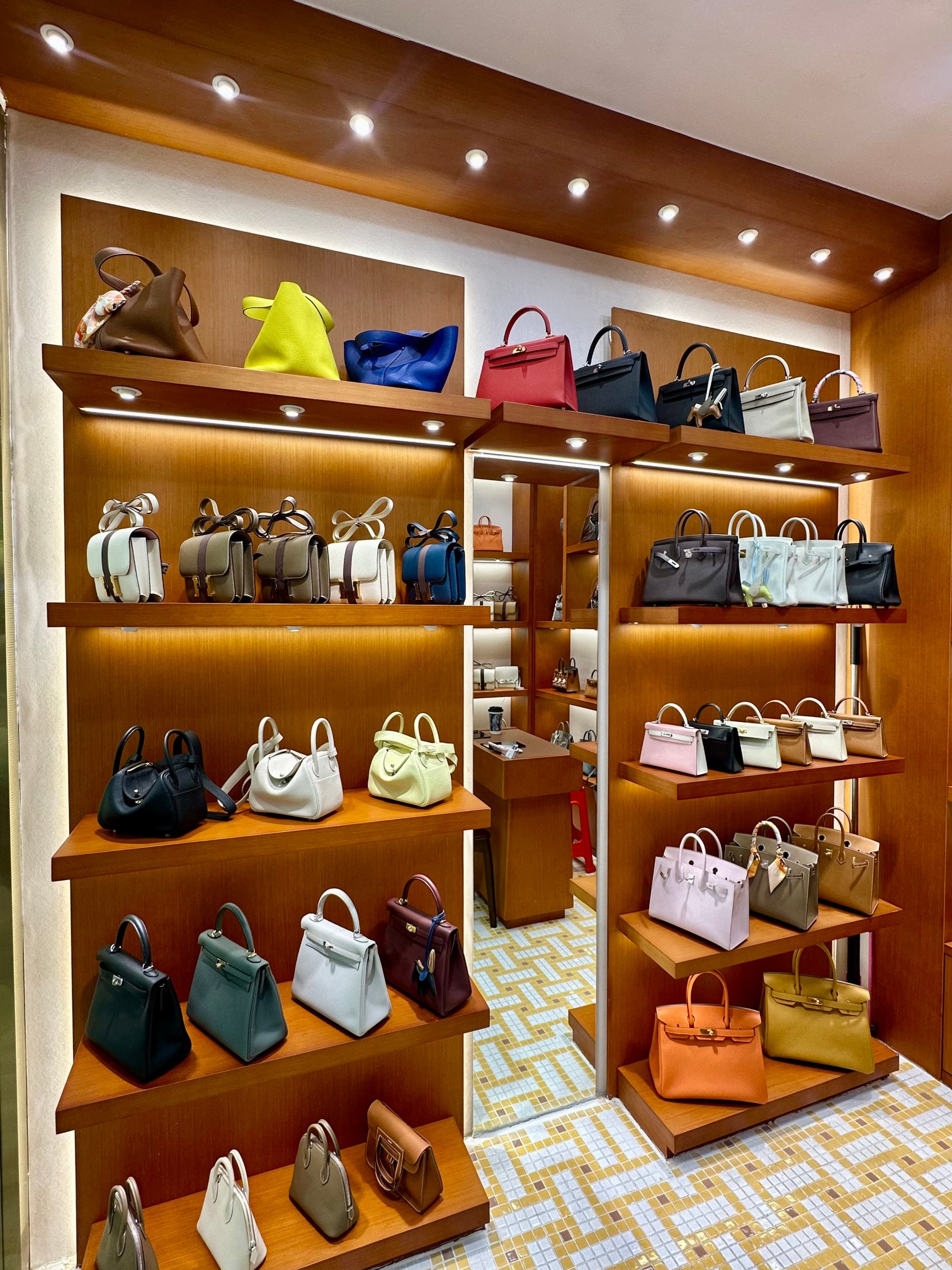 baiyun world city leather photos（Original shot, July 6, 2026） wholesale vendor in Guangzhou