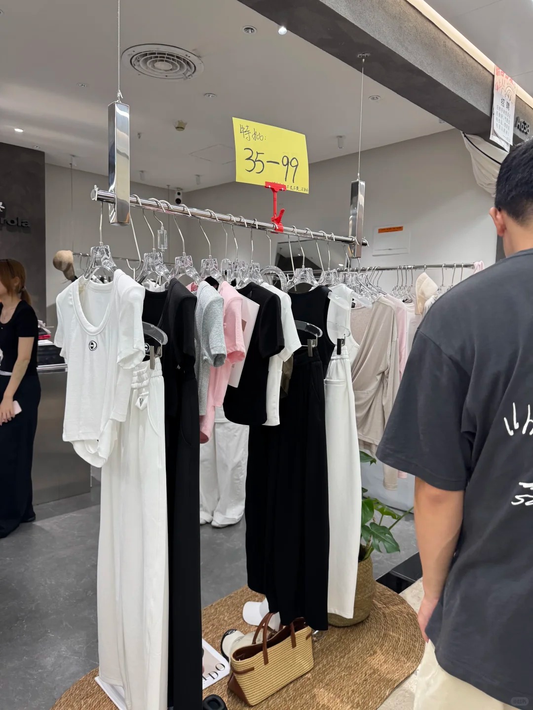 Guangzhou Clothing Wholesale Vendors photos（Original shot, July 8, 2026） wholesale vendor in Guangzhou
