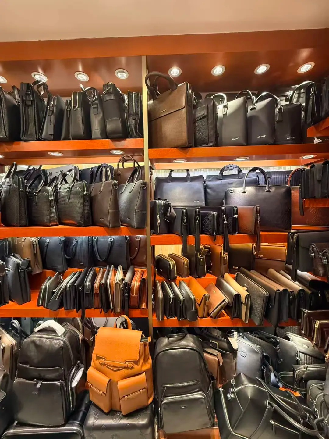 baiyun world city leather photos（Original shot, July 9, 2026） wholesale vendor in Guangzhou