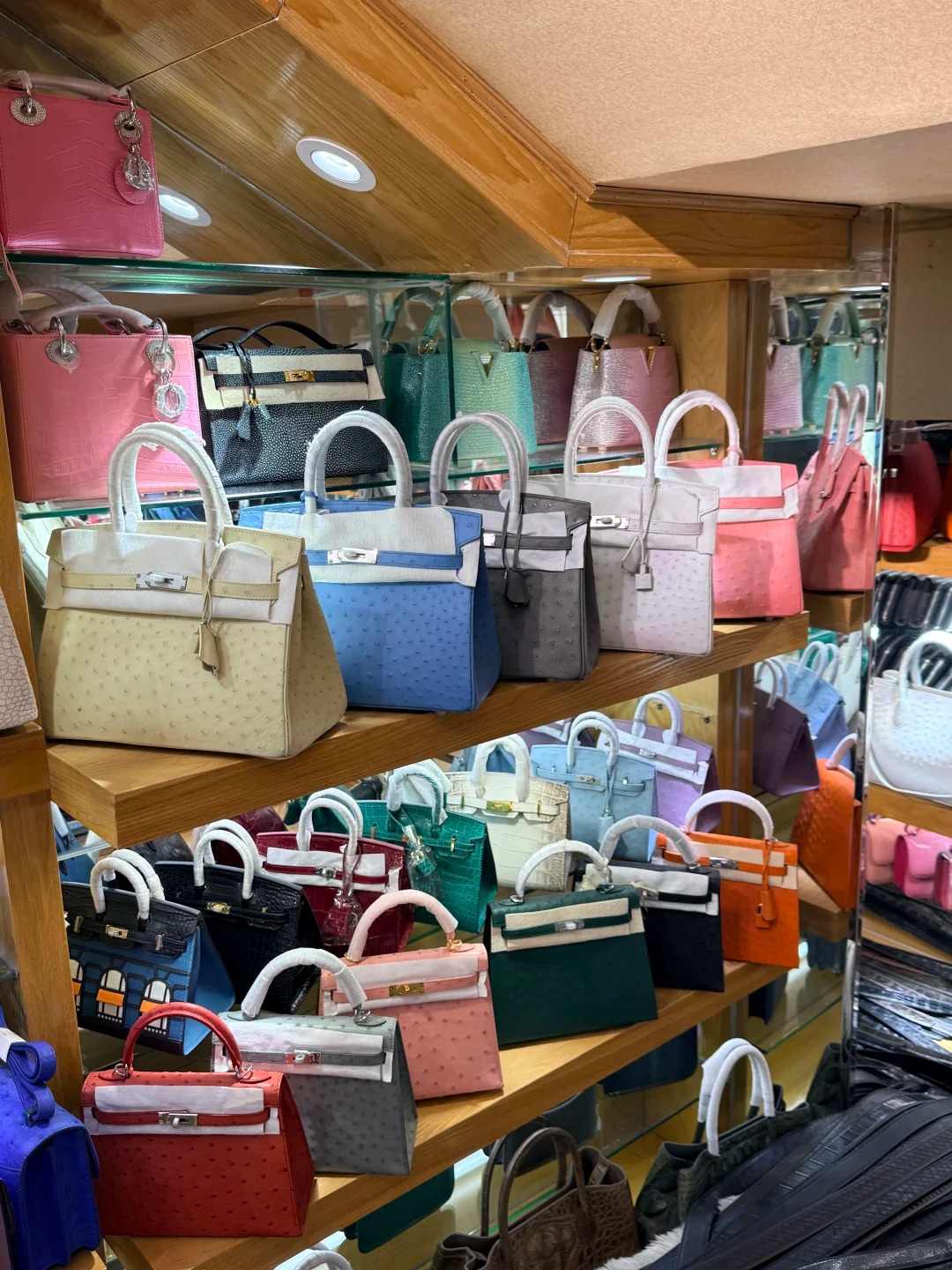 baiyun world city leather photos（Original shot, July 9, 2026） wholesale vendor in Guangzhou